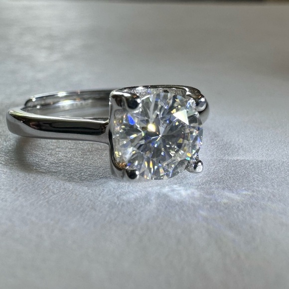 1 CT VVS1 Moissanite. Ladies Engagement Ring, 925 Sterling W/ White Gold Plate - Picture 6 of 6